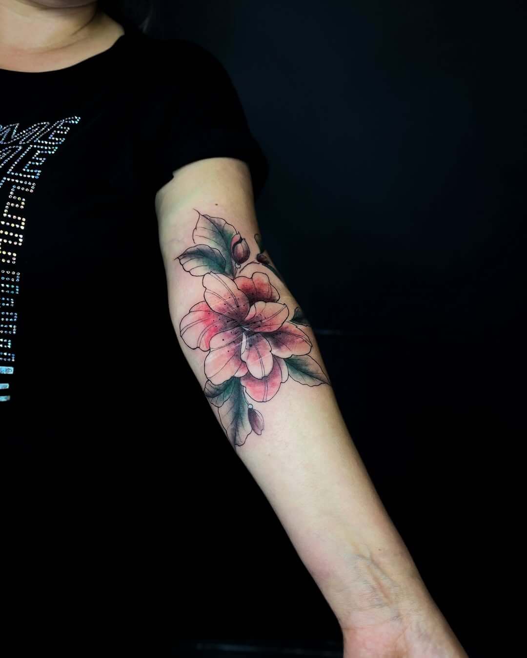 Експресивне тату з яскравими кольорами: Фотография тату, виконаного в тату салоні в Волинській області, де поєднуються сміливі кольори, класичний олдскул і сучасний реалізм. Робота демонструє індивідуальний стиль і високий рівень майстерності, що цікавить аудиторію з Луцька, Ровно, Львова, Івано-Франківська та Чернівців