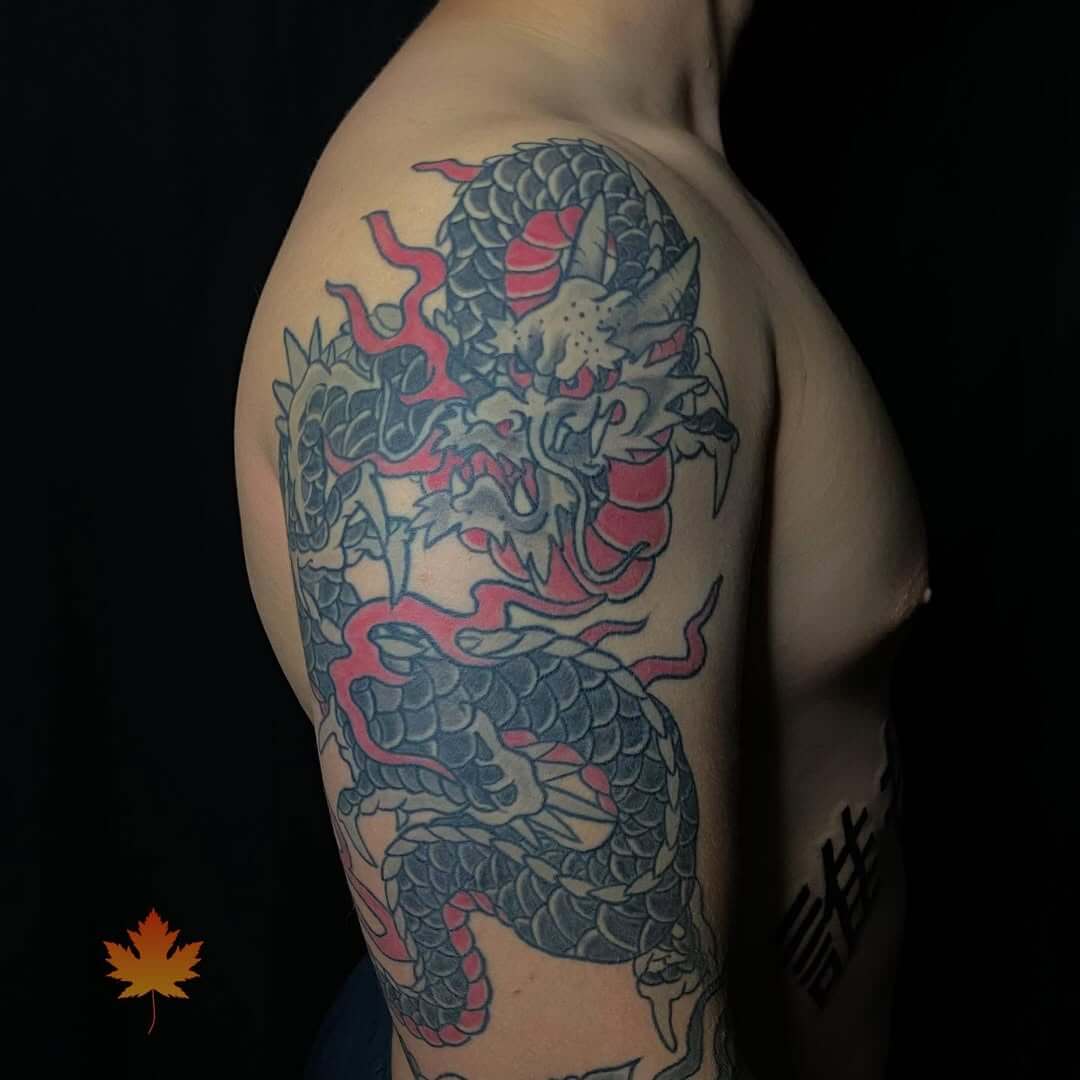 Тату із сміливими ескізами та кольоровими акцентами: Зображення яскравого татуювання, виконаного за технологіями реалізму та олдскул, з креативним підходом – для аудиторії з Києва, Харкова, Одеси, Львова, Дніпра, Запоріжжя, Вінниці, Полтави, Чернівців, Сум, Житомира, Черкас, Івано-Франківська, Ужгорода, Рівного, Тернополя, Хмельницького, Миколаєва, Кременчука та Херсона