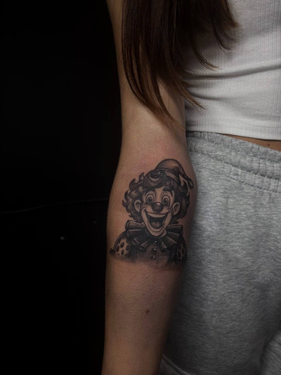 Тату студія Луцьк – індивідуальні ескізи: Фото процесса разработки индивидуального ескізу для татуювання в профессиональной студії, с упором на реалізм, мінімалістичний підхід, татуювання на руці, спині и тату рукав, для клієнтів з України