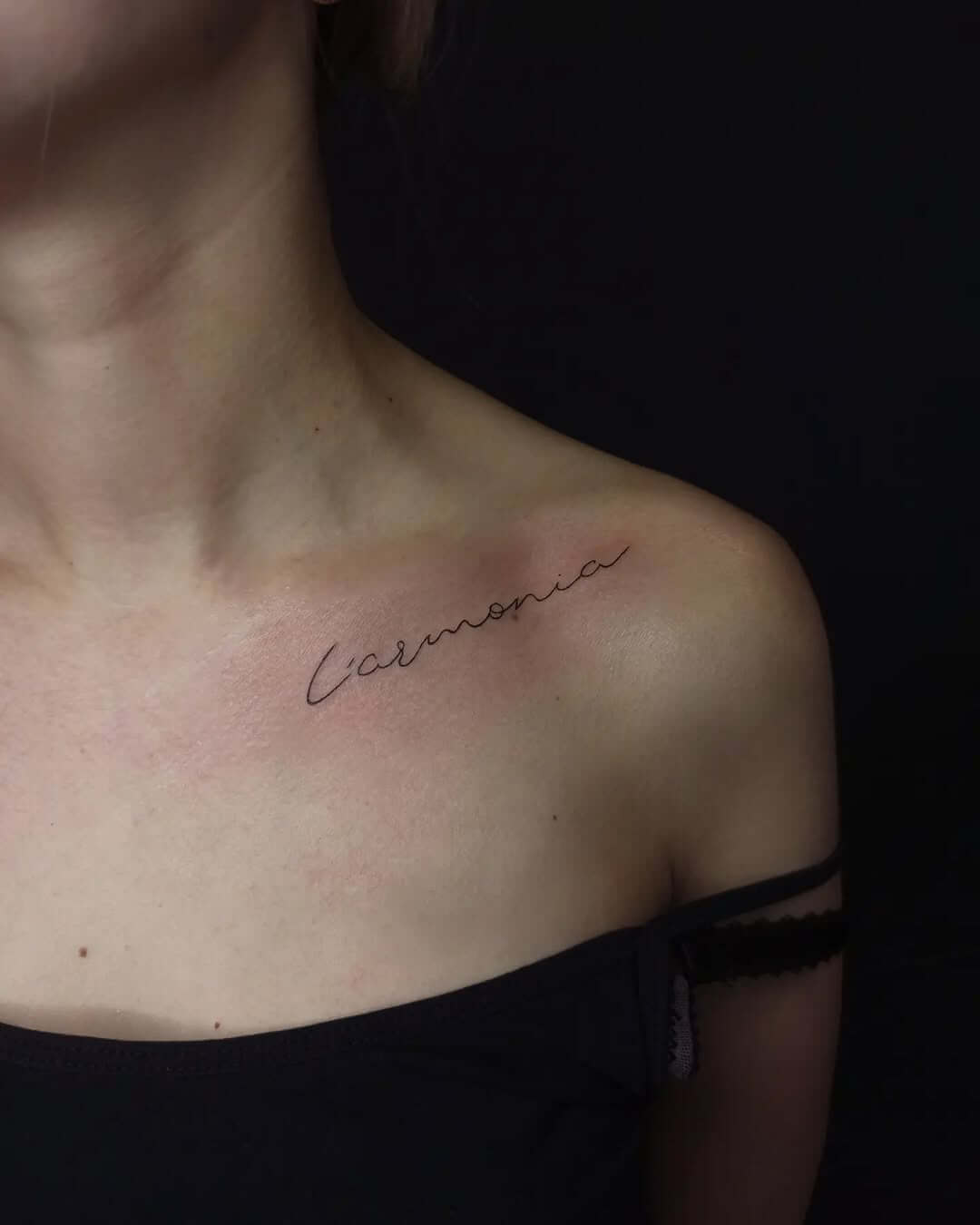 Тату студія Луцьк – реалізм и минималізм: Фотография уникального тату от студії в Луцьку с авторским эскизом; высококачественное татуювання для чоловіків и жінок, включающее элементы чорного тату, кольорового тату, тату рукава и минималістичного дизайна