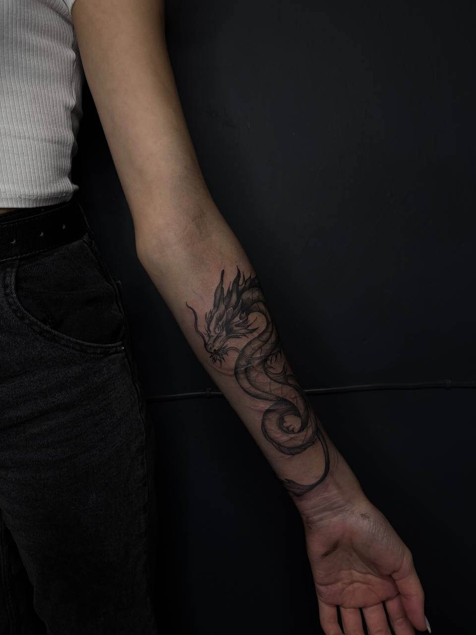 Професійне тату для чоловіків і жінок: Фото с тату студії Луцьк, Волинська область, демонстрирующее авторські эскизы, татуювання в стилях реалізм, мінімалістичне тату и художнє татуювання, выполненные профессионалами Украины